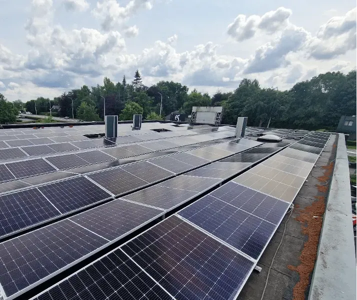 Zonnepanelen op een plat bedrijfsdak